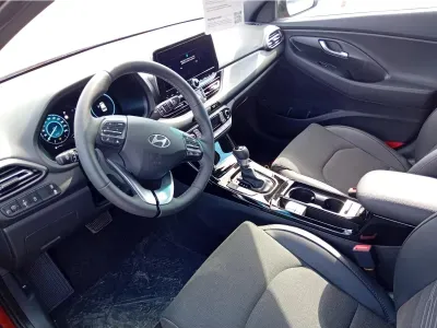 POMARAŃCZOWY KOMBI HYUNDAI I30 z 2025 r., BENZYNA, skrzynia biegów AUTOMATYCZNA 140KM, zdjęcie 2 z 12