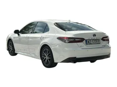 BIAŁY SEDAN TOYOTA CAMRY z 2022 r., HYBRYDA/BENZYNA, skrzynia biegów AUTOMATYCZNA 218KM, zdjęcie 17 z 18