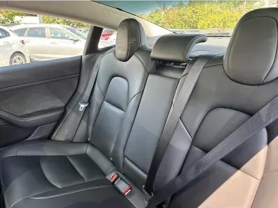 BIAŁY SEDAN TESLA MODEL 3 z 2022 r., ELEKTRYCZNY, skrzynia biegów AUTOMATYCZNA 306KM, zdjęcie 12 z 19