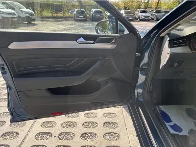 NIEBIESKI KOMBI VOLKSWAGEN PASSAT z 2022 r., BENZYNA, skrzynia biegów AUTOMATYCZNA 150KM, zdjęcie 16 z 19