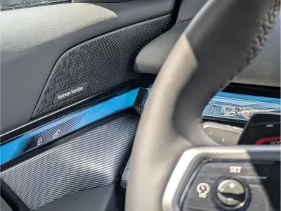 SZARY SEDAN BMW 520I z 2025 r., BENZYNA, skrzynia biegów AUTOMATYCZNA 184KM, zdjęcie 3 z 10