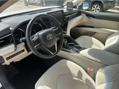 BIAŁY SEDAN TOYOTA CAMRY z 2022 r., HYBRYDA/BENZYNA, skrzynia biegów AUTOMATYCZNA 218KM, zdjęcie 3 z 18