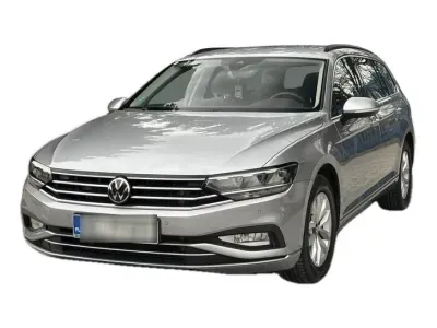 SREBRNY KOMBI VOLKSWAGEN PASSAT z 2022 r., BENZYNA, skrzynia biegów AUTOMATYCZNA 150KM, zdjęcie główne