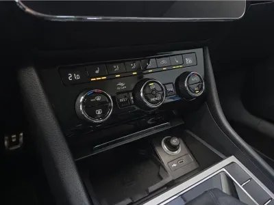 NIEBIESKI SEDAN SKODA SUPERB LIM. z 2023 r., BENZYNA, skrzynia biegów AUTOMATYCZNA 190KM, zdjęcie 12 z 20