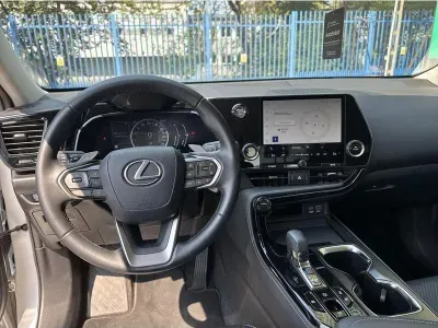 BIAŁY SUV LEXUS NX z 2022 r., HYBRYDA/BENZYNA, skrzynia biegów AUTOMATYCZNA 242KM, zdjęcie 19 z 19