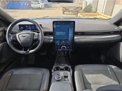CZARNY SUV FORD MUSTANG MACH-E z 2022 r., ELEKTRYCZNY, skrzynia biegów AUTOMATYCZNA 358KM, zdjęcie 4 z 29