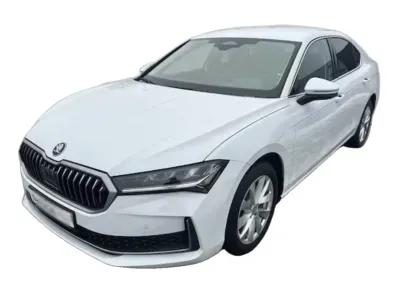 BIAŁY SEDAN SKODA SUPERB LIM. z 2024 r., BENZYNA, skrzynia biegów AUTOMATYCZNA 150KM, zdjęcie główne