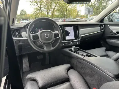 CZARNY KOMBI VOLVO V90 CROSS COUNTRY z 2023 r., DIESEL, skrzynia biegów AUTOMATYCZNA 197KM, zdjęcie 18 z 19