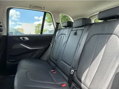 CZARNY SUV BMW X5 z 2022 r., HYBRYDA/BENZYNA, skrzynia biegów AUTOMATYCZNA 394KM, zdjęcie 6 z 19