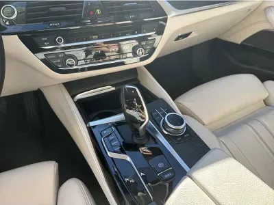 CZARNY SEDAN BMW SERIE 5 z 2022 r., BENZYNA, skrzynia biegów AUTOMATYCZNA 252KM, zdjęcie 16 z 19