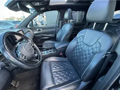 CZARNY SUV KIA SORENTO z 2021 r., HYBRYDA/BENZYNA, skrzynia biegów AUTOMATYCZNA 169KM, zdjęcie 16 z 23