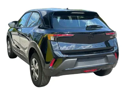 CZARNY SUV OPEL MOKKA z 2026 r., HYBRYDA/BENZYNA, skrzynia biegów AUTOMATYCZNA 145KM, zdjęcie 2 z 8
