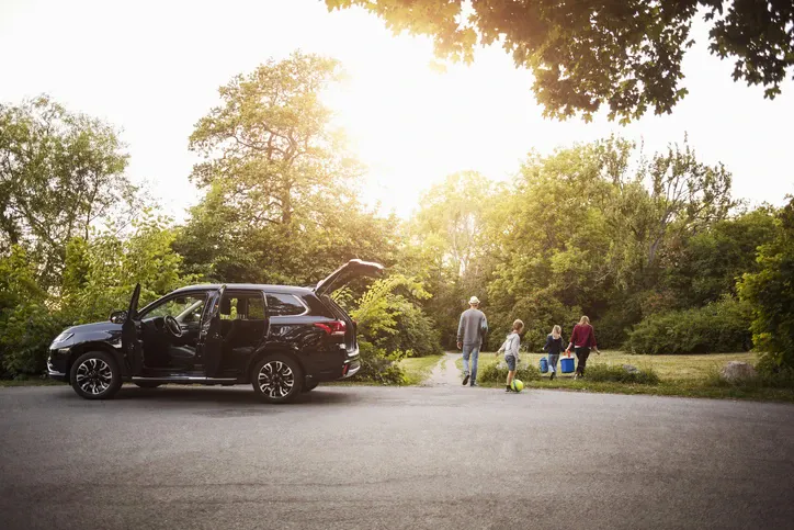 Samochód rodzinny 7-osobowy na tle miejskiego krajobrazu – ranking modeli 2025