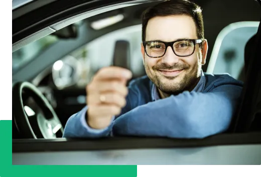 Mężczyzna w aucie pokazuje kluczyki do samochodu zamówionego dzięki platformie mamyGO
