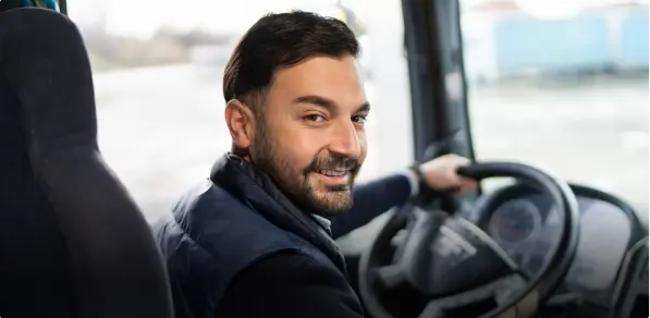 Mężczyzna w samochodzie ciężarowym - finansowanie nowych i
używanych samochodów dla firm