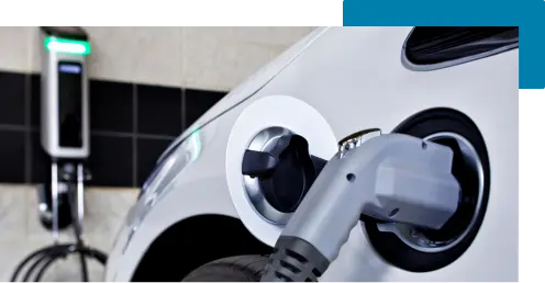 Zbliżenie na gniazdo ładowania samochodu elektrycznego podczas ładowania