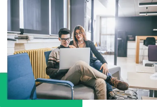 Para przy komputerze omawia finansowanie samochodu w mamyGO