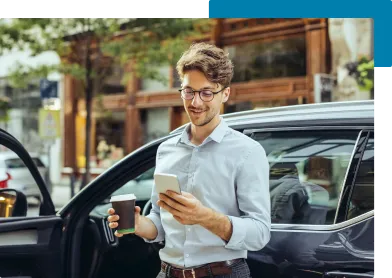 Mężczyzna przeglądający oferty leasingu dla firm samochodów nowych i używanych