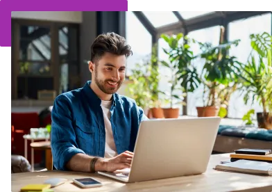 Mężczyzna przy komputerze sprawdza warunki kredytu na samochód w mamyGO