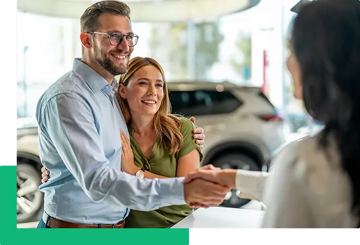 Szczęśliwa para odbiera nowy samochód w salonie – leasing, kredyt lub wynajem długoterminowy na mamyGO.pl