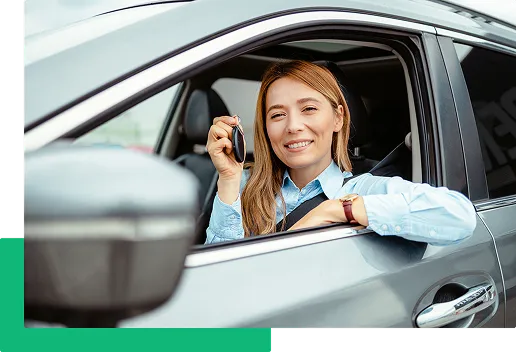 Zadowolona kobieta odbiera nowe auto – leasing, kredyt samochodowy lub wynajem z mamyGO.pl