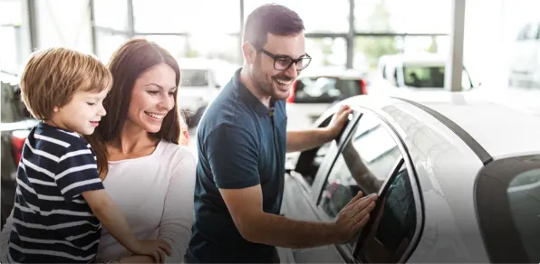 Rodzina ogląda samochód w ofercie dla osób prywatnych dostępny na mamyGO
